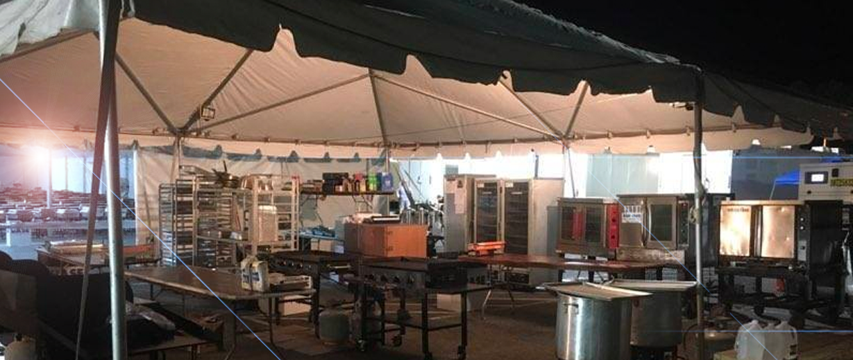 Outdoor disaster relief serving line